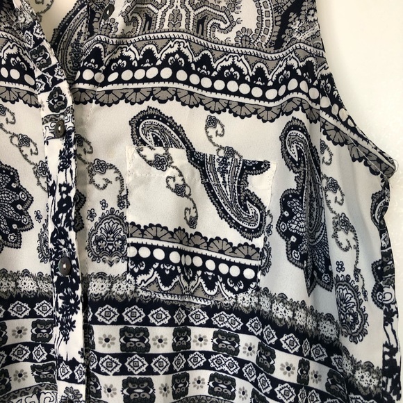 Women’s Olivaceous Button Tie Paisley Print Top - Picture 4 of 8